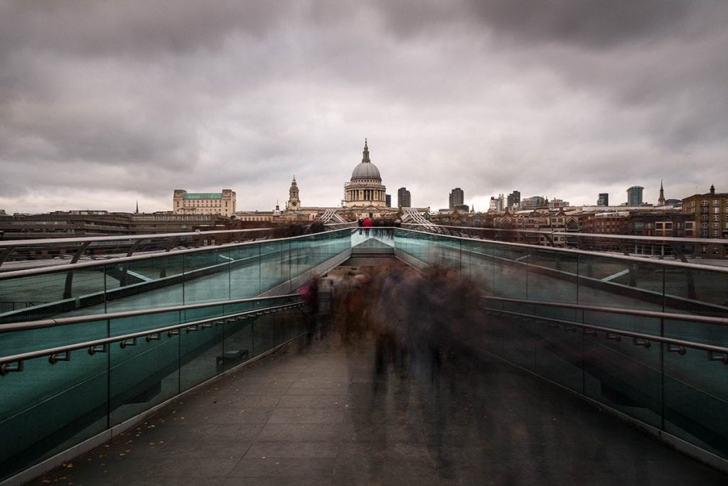 Wazige personen op Millennium bridge Londen