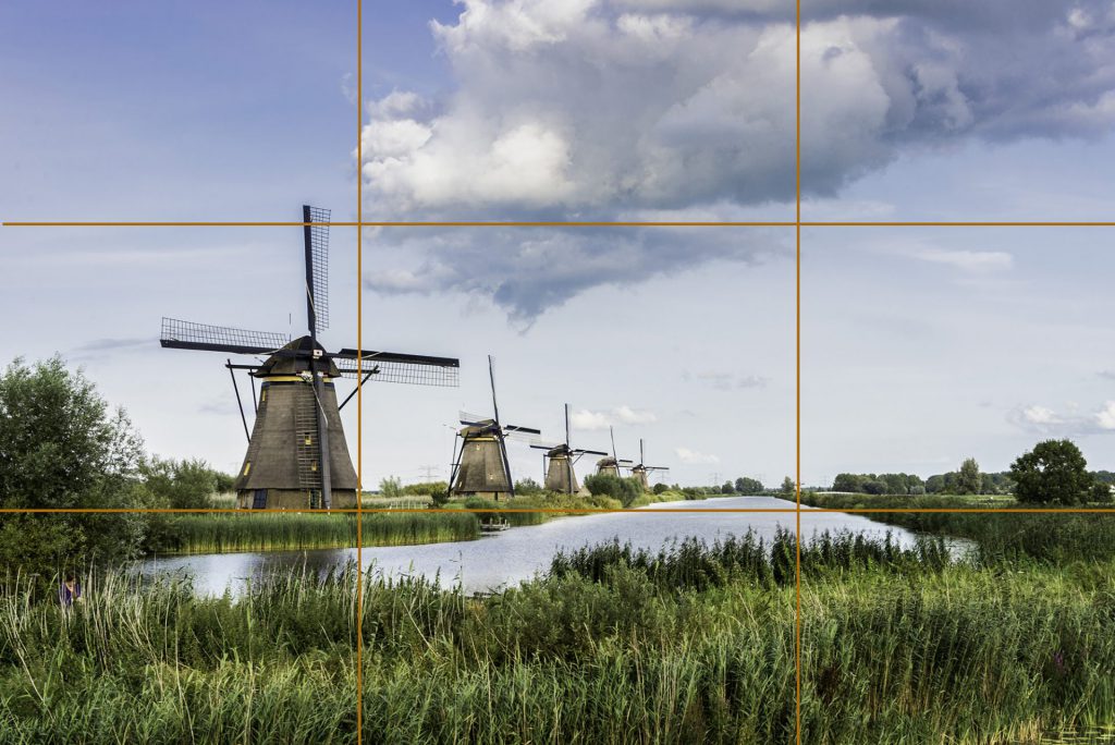 Landschapsfoto van een rij windmolens in Kinderdijk, Nederland met de horizon op1/3