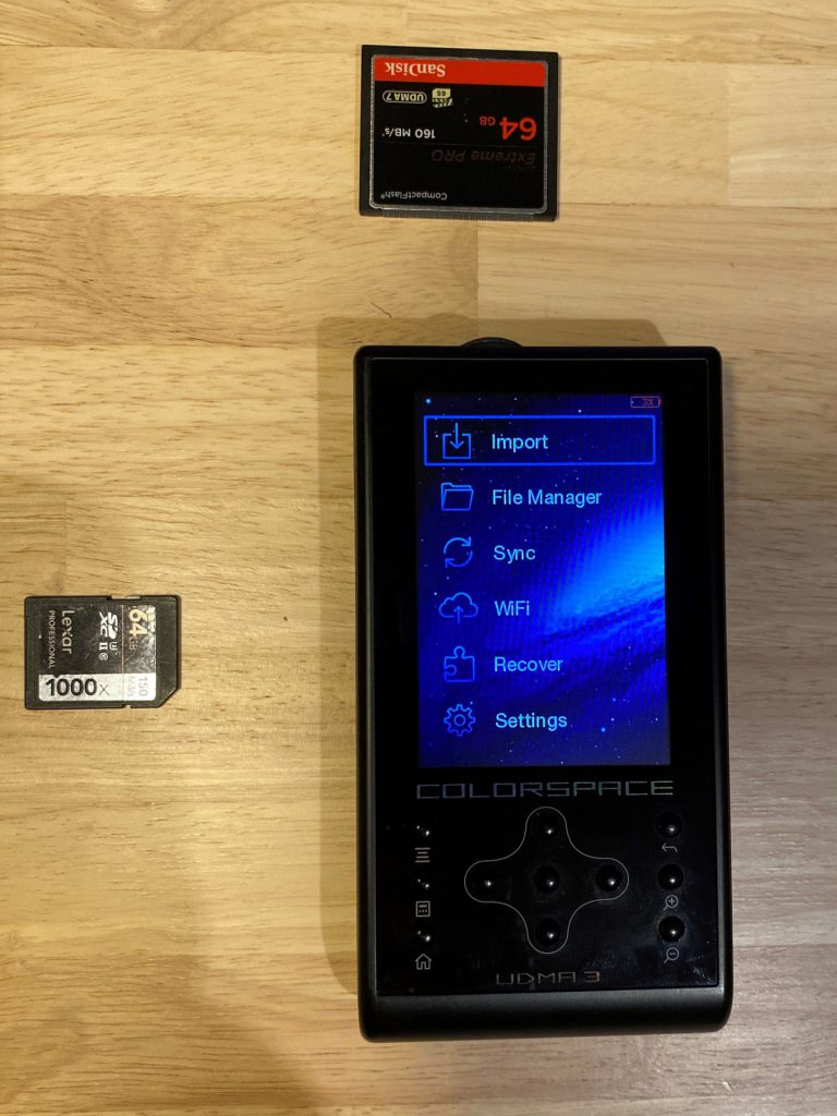 external memory card backup device reads CompactFlash cards and SD cards