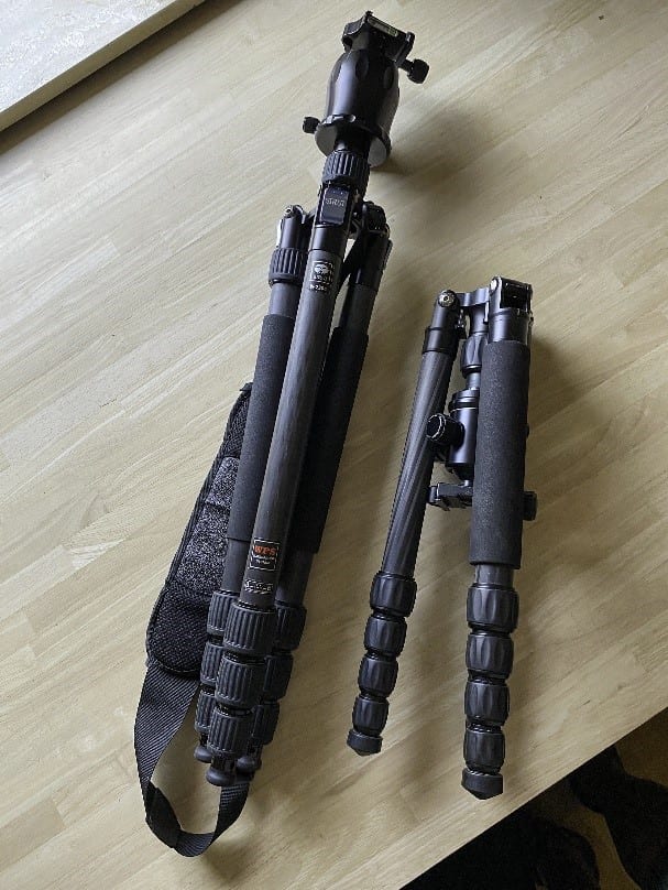 A comparison photo between normal (carbon) tripod and travel tripod (also carbon).
