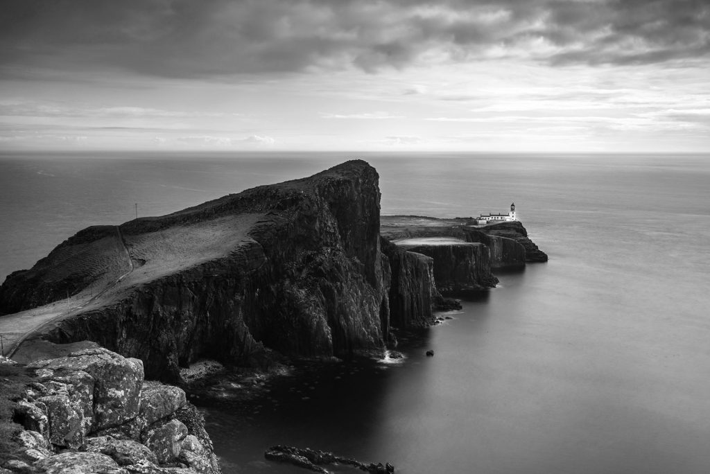 Zwart-wit lange sluitertijd 20 seconden, Neist Point, Isle of Sky, Schotland