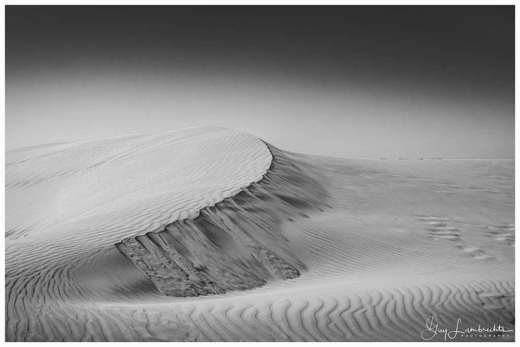 woestijnstructuur in de ribbels van het woestijnzand Zwart-wit landschapsfoto