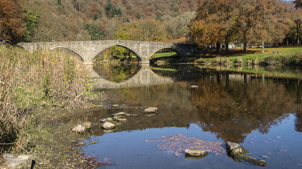 wide-angle landscape photo 28 mm autumnal scene Bouillon, Belgium