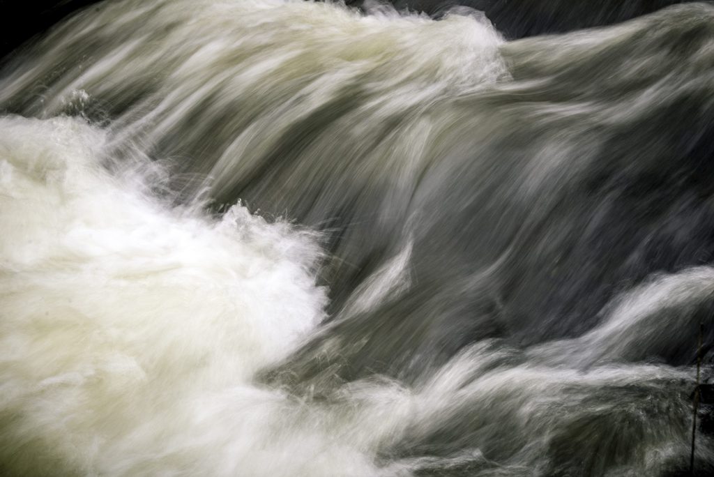 Minimal waterscape photo with a longer exposure time